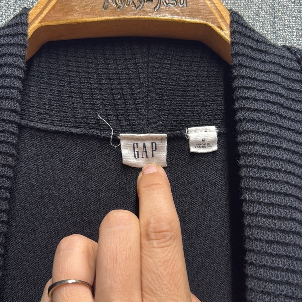 GAP Charcoal Ribbed Cardigan size medium - Picture 5 of 8